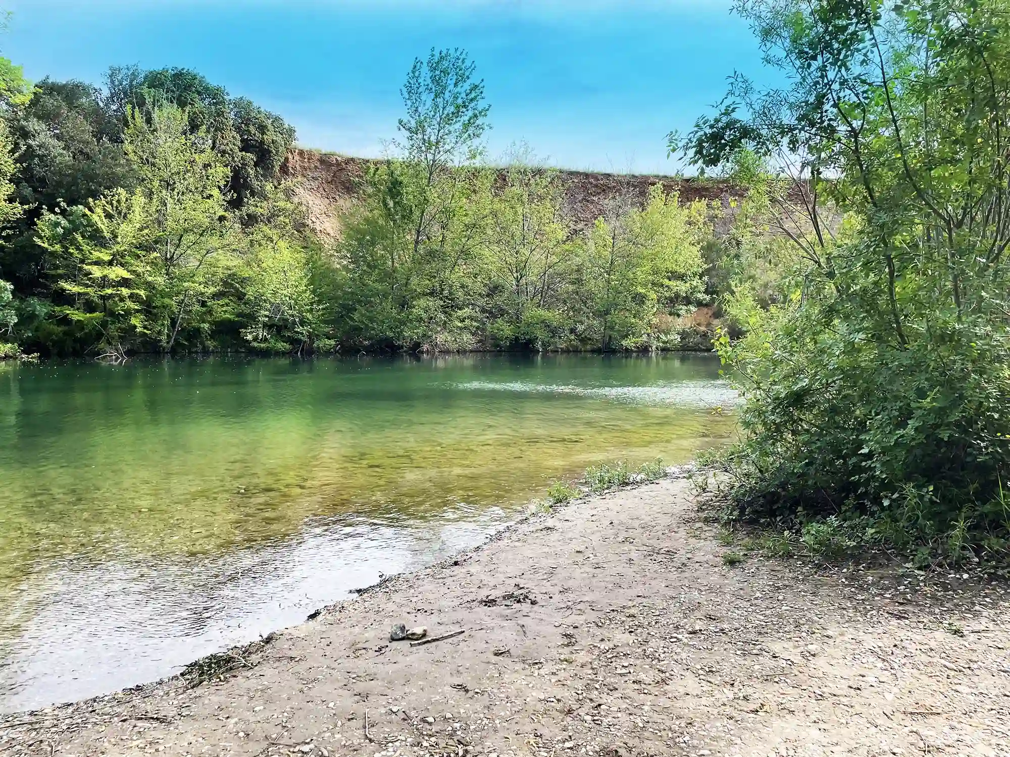 accès direct à la rivière depuis le camping le Val de Cesse