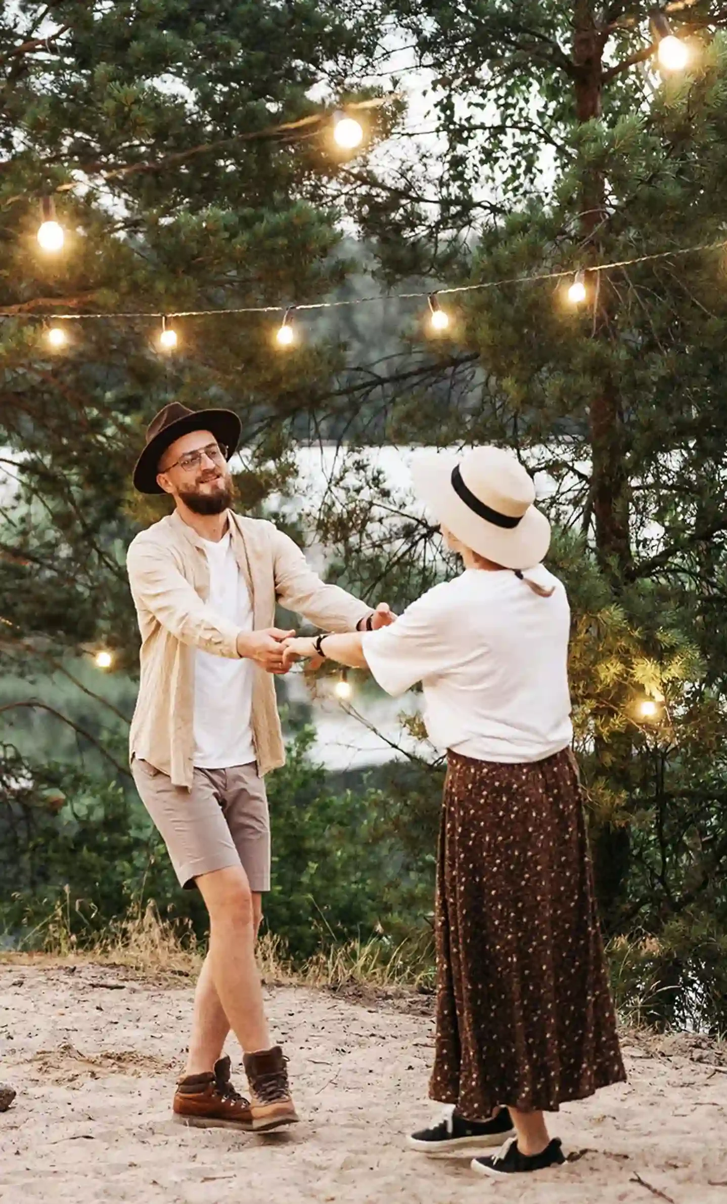 couple en soirée au camping dans l'Aude