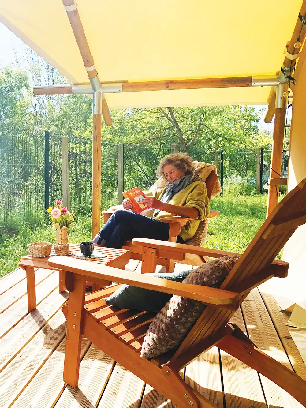 terrasse bivouacs sur pilotis face à la rivière